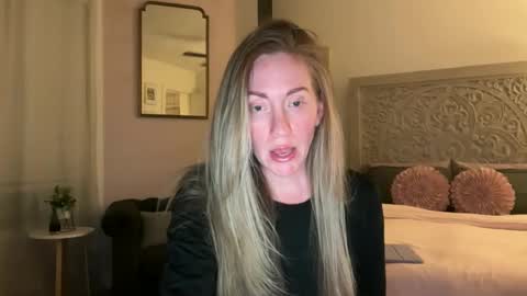 Snapshot of sarahgiroux86 chatting on May 2026 03:44:01 AM Sarah online show from May 2026 03:44:01 AM