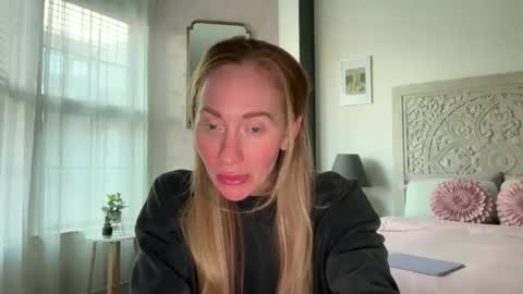 Snapshot of sarahgiroux86 chatting on May 2026 12:50:02 AM Sarah online show from May 2026 12:50:02 AM