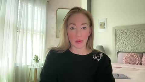 Snapshot of sarahgiroux86 chatting on May 2026 06:46:02 PM Sarah online show from May 2026 06:46:02 PM