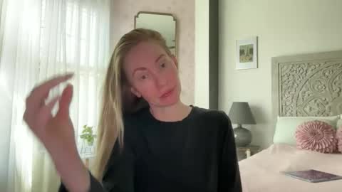 Snapshot of sarahgiroux86 chatting on May 2026 05:42:02 PM Sarah online show from May 2026 05:42:02 PM