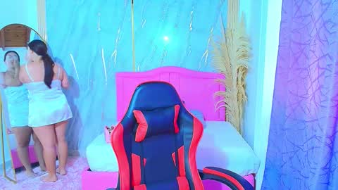 S A R A H  online show from November 2025 12:38:01 PM