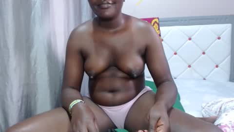 Snapshot of sarahtatts chatting on June 2026 01:17:02 PM sarahtatts online show from June 2026 01:17:02 PM