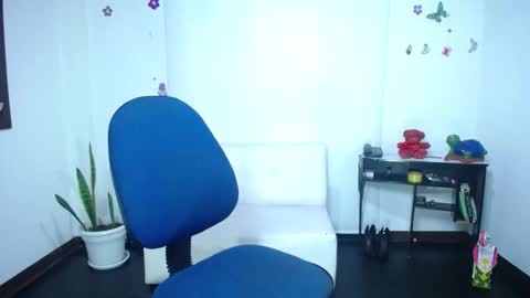 Saraloves online show from January 2025 12:03:02 PM