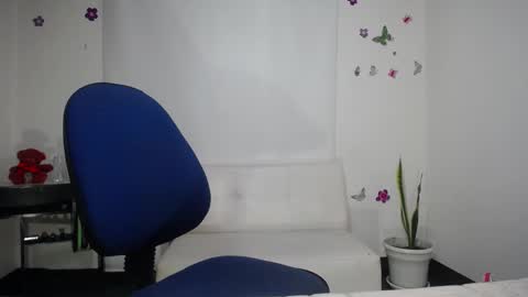 Saraloves online show from February 2025 11:09:02 AM