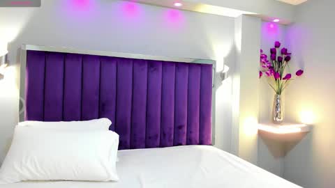 Sara   online show from September 2025 10:32:01 PM