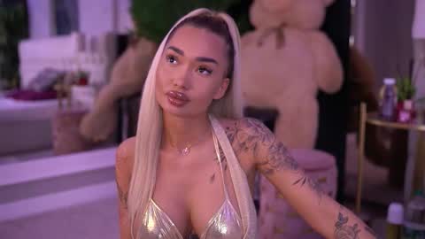 Dennise online show from September 2025 07:03:02 PM