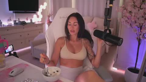 sashawest_official online show from June 2026 10:43:02 PM
