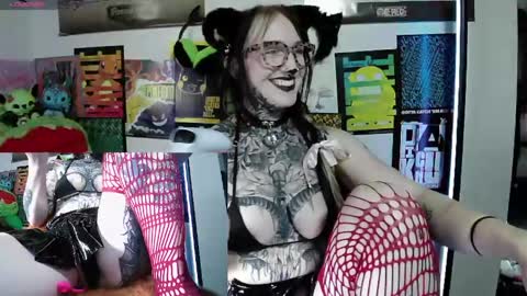 Snapshot of sassi_blondi chatting on April 2026 02:54:01 PM Ivy online show from April 2026 02:54:01 PM