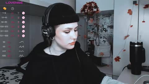 pronoun she. name Mary. age 21. online show from March 2025 08:11:01 AM