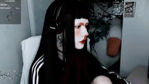 pronoun she. name Mary. age 21. online show from November 2025 01:35:02 PM