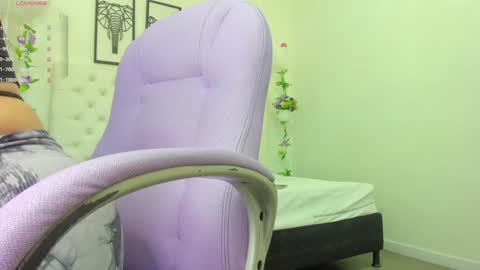 Snapshot of scarlet_stan22 chatting on January 2025 10:43:01 AM Isa online show from January 2025 10:43:01 AM