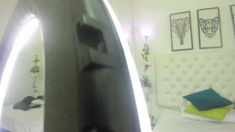 Snapshot of scarlet_stan22 chatting on January 2025 10:39:01 AM Isa online show from January 2025 10:39:01 AM