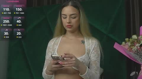 Scarlet online show from September 2025 09:37:02 PM