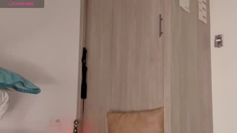 Scarlett Thumb up please help me 100 its important online show from February 2025 12:02:01 AM