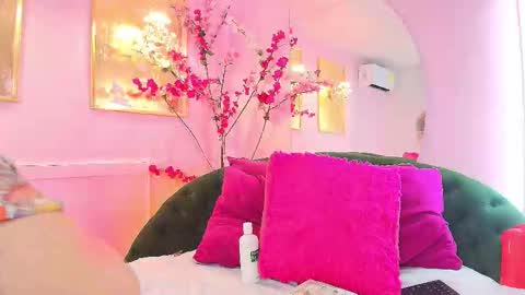 Snapshot of scarlette04 chatting on February 2026 07:43:01 PM SCARLETTE online show from February 2026 07:43:01 PM