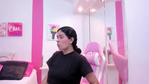 Snapshot of scarlette_15 chatting on February 2025 03:59:02 AM Scarlette online show from February 2025 03:59:02 AM