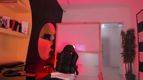 Snapshot of scarletthott1 chatting on September 2025 12:09:02 PM Scarlett Hot online show from September 2025 12:09:02 PM