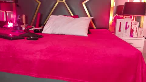 Snapshot of scarletthott1 chatting on October 2025 01:01:02 PM Scarlett Hot online show from October 2025 01:01:02 PM