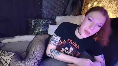 Sarah Bones online show from February 2025 07:00:01 PM