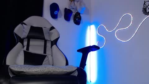 Sebastian online show from October 2025 04:00:02 AM