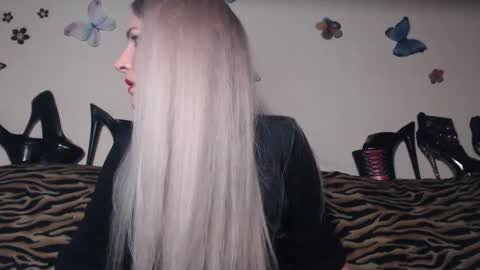 Emily online show from November 2025 09:30:02 PM