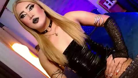 Snapshot of seductive_scarllete chatting on April 2026 11:42:01 AM SCARLETTE online show from April 2026 11:42:01 AM
