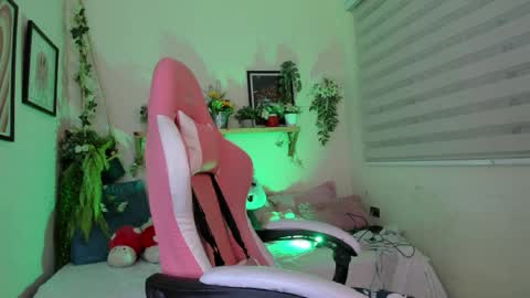 Snapshot of sejmet_5 chatting on April 2026 03:06:01 AM Yeyis online show from April 2026 03:06:01 AM