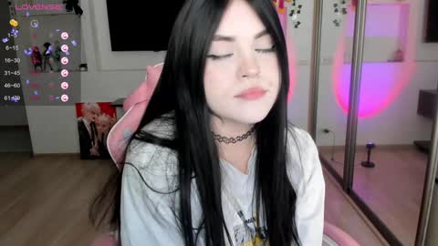 Snapshot of selena___cute chatting on December 2024 04:59:01 AM Selena online show from December 2024 04:59:01 AM