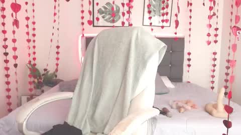 Snapshot of selena_hotmilf chatting on February 2025 08:55:01 PM Selena online show from February 2025 08:55:01 PM