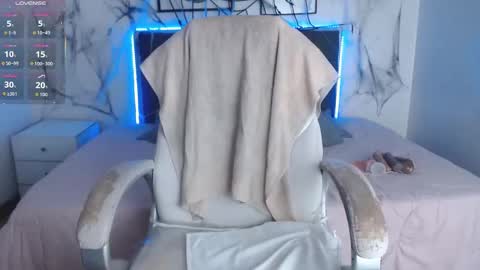 Snapshot of selena_hotmilf chatting on October 2025 06:58:02 PM Selena online show from October 2025 06:58:02 PM