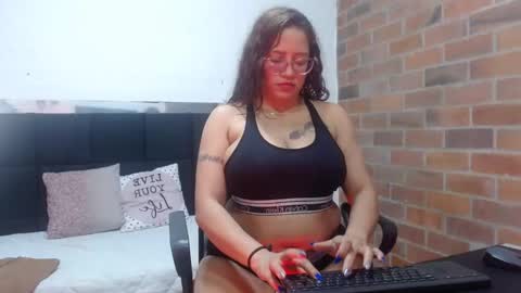 Snapshot of selena_tits_ chatting on October 2025 01:04:02 AM Selena online show from October 2025 01:04:02 AM