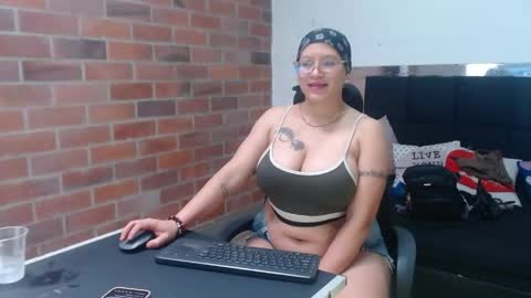 Snapshot of selena_tits_ chatting on May 2026 04:49:02 PM Selena online show from May 2026 04:49:02 PM