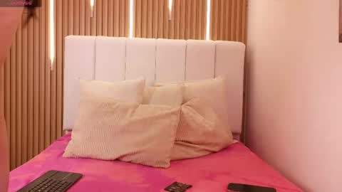 Snapshot of sensual_kim77 chatting on May 2026 01:05:02 PM Sensual Kim77 online show from May 2026 01:05:02 PM