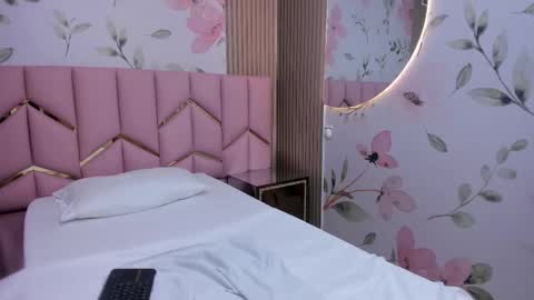 Sophie     online show from December 2025 11:32:01 PM