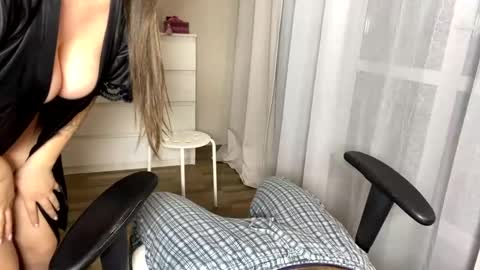 Snapshot of sexmoon11 chatting on December 2024 03:37:01 PM My name is Mia whats yours online show from December 2024 03:37:01 PM