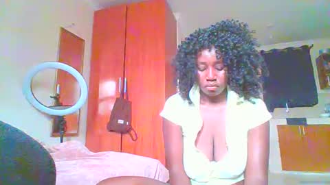 Snapshot of sexxy_thick_ebony chatting on September 2025 06:59:01 AM Sweet doll online show from September 2025 06:59:01 AM