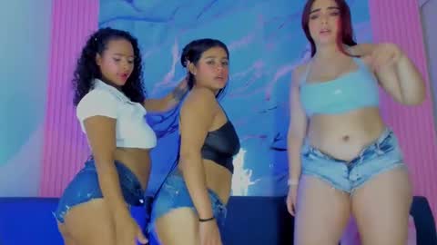 Snapshot of sexy_bitches_bisex chatting on November 2025 04:23:01 PM Zara and Leidy online show from November 2025 04:23:01 PM