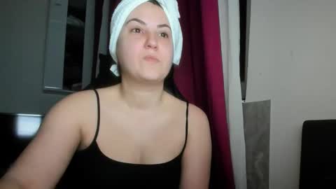 Snapshot of sexy_slimm25 chatting on April 2026 09:35:01 PM Slimm online show from April 2026 09:35:01 PM