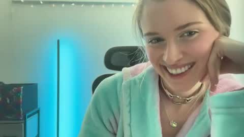 Snapshot of shadebabe chatting on May 2026 06:09:01 PM shadebabe online show from May 2026 06:09:01 PM