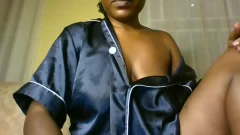 Snapshot of shake_cockonme18 chatting on January 2025 10:28:02 PM Bee online show from January 2025 10:28:02 PM