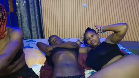 Shaniz online show from November 2025 05:56:02 PM