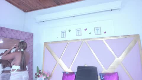 shantallfoxxie online show from December 2025 12:45:01 PM