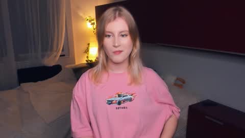 Polly online show from November 2025 08:40:02 PM