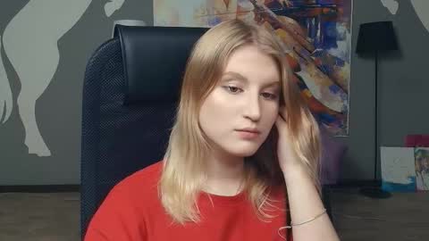 Polly online show from November 2025 09:25:02 PM