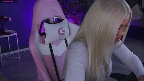 Snapshot of shayblonde chatting on December 2024 11:49:01 PM shayblonde online show from December 2024 11:49:01 PM