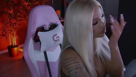 Snapshot of shayblonde chatting on January 2025 09:55:02 PM shayblonde online show from January 2025 09:55:02 PM