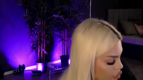 Snapshot of shayblonde chatting on February 2025 11:55:01 AM shayblonde online show from February 2025 11:55:01 AM