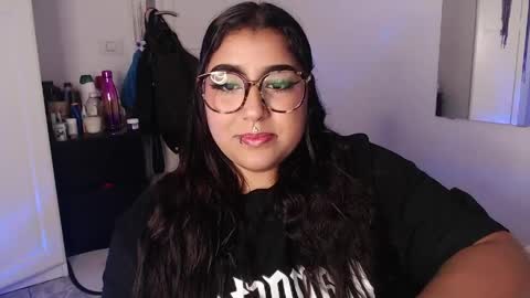 Snapshot of sheeylaroee chatting on May 2026 04:46:01 PM Heidy online show from May 2026 04:46:01 PM