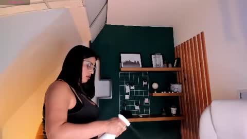 Snapshot of sheyla_hills_ chatting on July 2026 04:25:02 PM Sheyla online show from July 2026 04:25:02 PM
