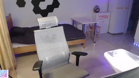 shiromy_ online show from November 2025 04:18:01 PM